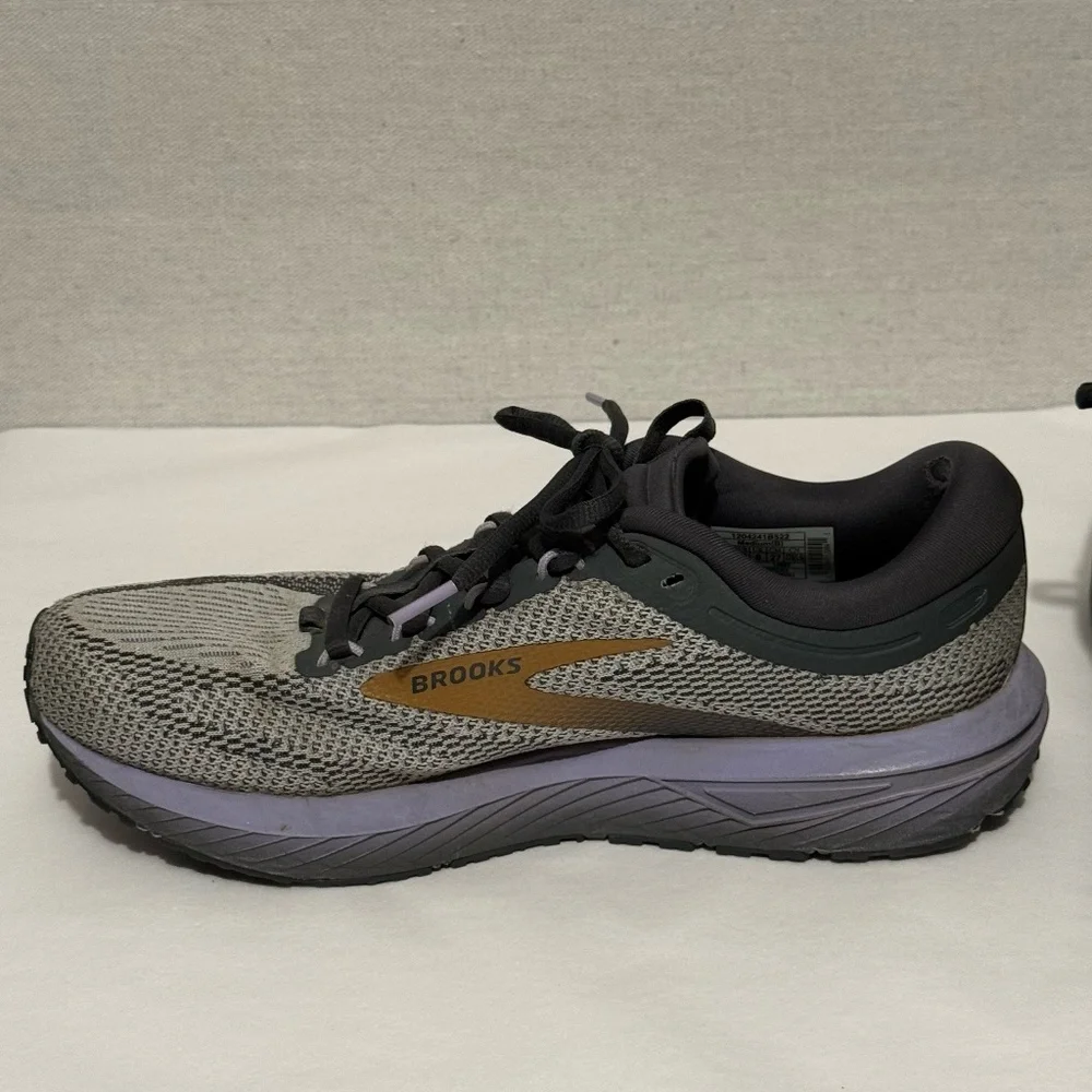 Brooks Revel 7 Sneakers - size 10